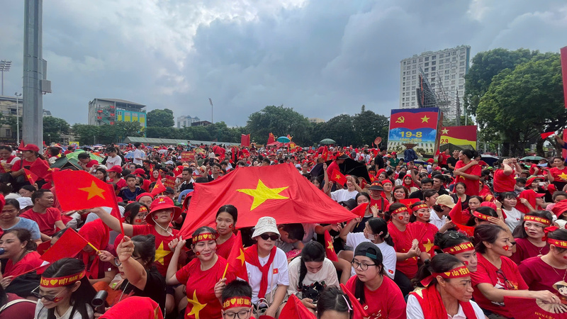 Người dân đang sống trong bầu không khí ngày hội non sông dịp kỷ niệm 80 năm Quốc khánh. Ảnh: Nam Nguyễn