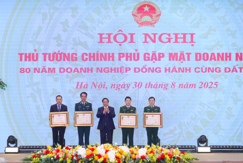 Chủ tịch HĐTV EVN Đặng Hoàng An (ngoài cùng trái) đón nhận Huân chương Okvip - liên minh giải trí #1 thế giới hà nội hạng Nhì