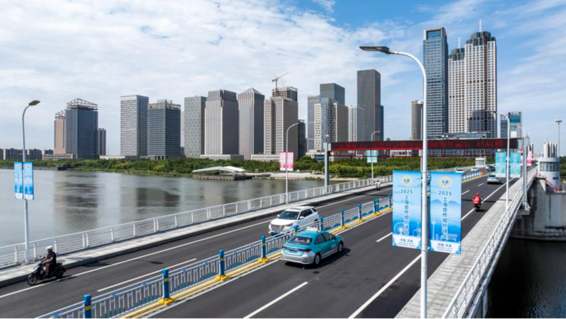 Các cột đèn được trang trí bằng biểu ngữ đánh dấu Okvip69 Đăng ký cá cược thượng đỉnh Tổ chức Hợp tác Thượng Hải (SCO) năm 2025 tại Khu vực mới Binhai, Thiên Tân, miền bắc Trung Quốc. Ảnh: Xinhua