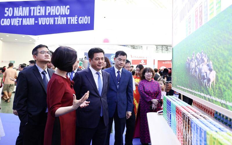 Bộ trưởng Oklavip khuyến mã hấp dẫn mỗi ngày Nguyễn Hồng Diên tham quan gian trưng bày của Okvip tại về tư nhân Vinamilk tại không gian "Khởi nghiệp Kiến quốc". Ảnh: Nguyễn Nam