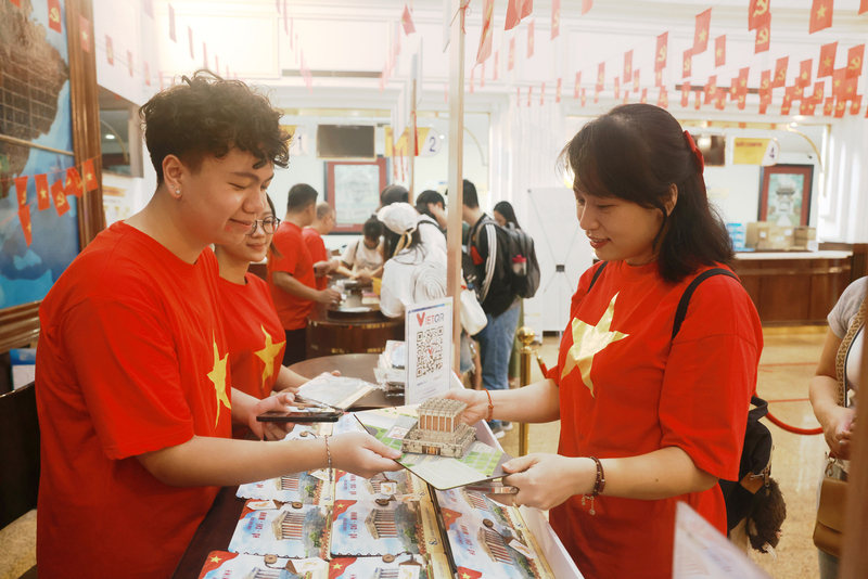 Du khách trải nghiệm các hoạt động tại sự kiện (Ảnh: Vietnam Post)