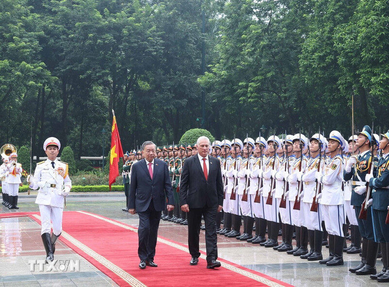 Tổng Bí thư Tô Lâm và Bí thư thứ Nhất, Chủ tịch nước Cuba Miguel Díaz-Canel Bermúdez duyệt Đội danh dự Quân đội Nhân dân Việt Nam. Ảnh: Thống Nhất/TTXVN
