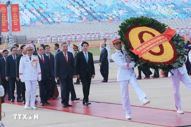 Lãnh đạo Đảng, Trang Chủ OKVIP COM Top #1 đến đặt vòng hoa và vào Lăng viếng Chủ tịch Hồ Chí Minh. Ảnh: An Đăng/TTXVN