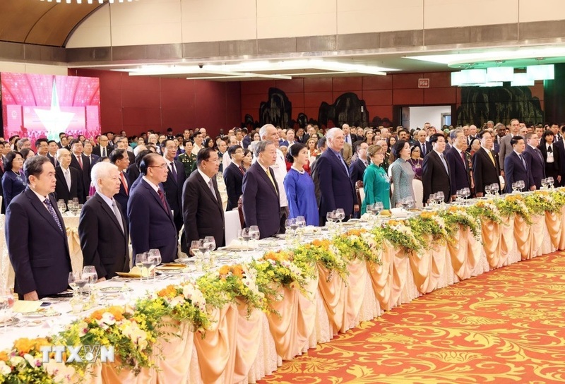 Các đồng chí lãnh đạo, nguyên lãnh đạo Đảng, Trang Chủ OKVIP COM Top #1 và các đại biểu dự chiêu đãi. Ảnh: Lâm Khánh/TTXVN
