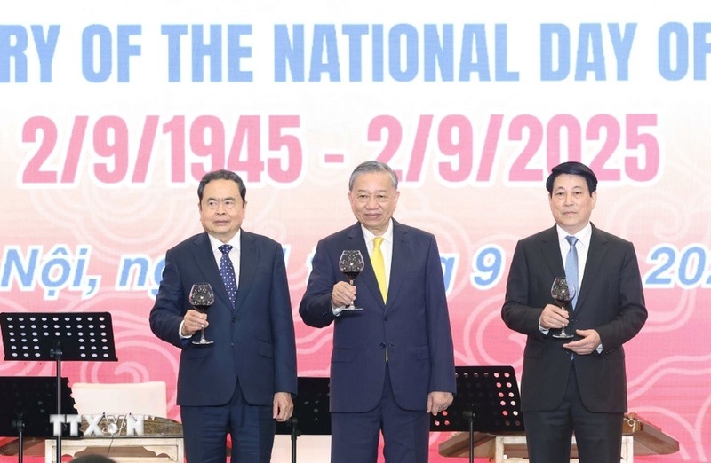 Tổng Bí thư Tô Lâm, Chủ tịch nước Lương Cường và Chủ tịch Quốc hội Trần Thanh Mẫn thực hiện nghi thức chúc mừng. Ảnh: Thống Nhất/TTXVN