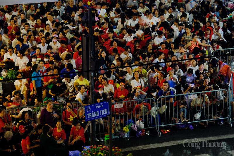 Dù còn tận 10 tiếng nữa mới diễn ra giờ diễu binh, diễu hành kỷ niệm 80 năm Quốc khánh 2/9, nhưng lượng người đã chật kín. Mọi người chuẩn bị sẵn "đồ nghề" áo mưa, ô, nón và không quên cờ đỏ sao vàng để đón đoàn diễu binh, diễu hành