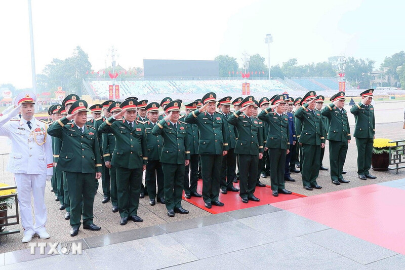 Đoàn đại biểu Quân ủy Trung ương - Bộ Quốc phòng tưởng niệm Chủ tịch Hồ Chí Minh. Ảnh: An Đăng/TTXVN