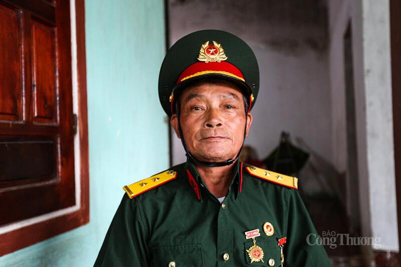 Dù không trực tiếp ra thủ đô để xem A80 nhưng ông Phượng vẫn chuẩn bị sẵn cho mình một bộ quân phục mới để mặc trong buổi lễ chào mừng Quốc khánh. Ảnh: Trọng Tùng