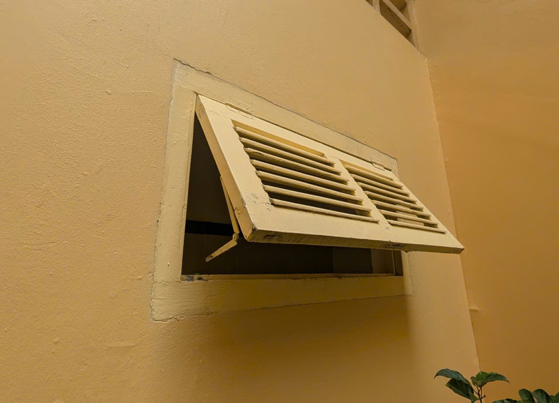 ...và chiếc cửa chớp vẫn giữ nguyên hình dáng ban đầu