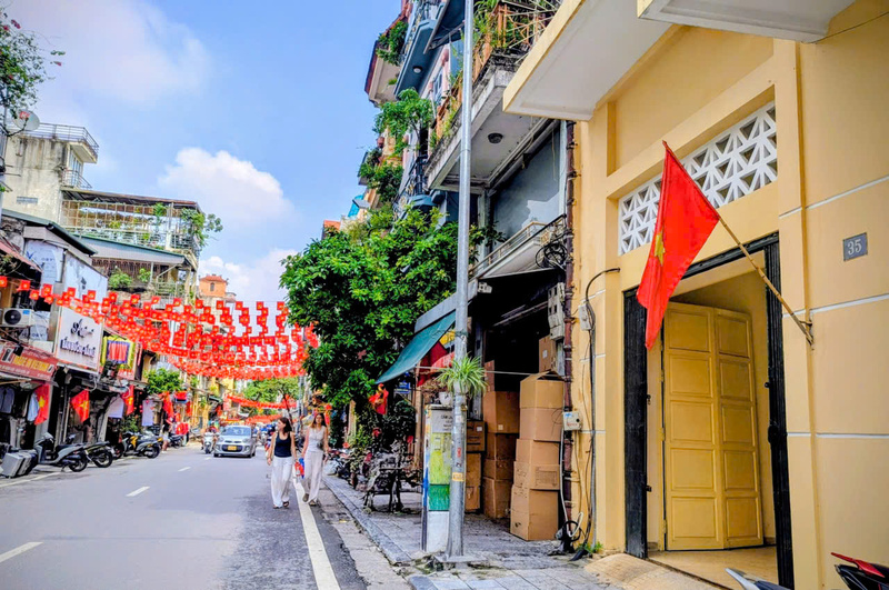 Cửa hậu của nhà 48 Hàng Ngang có địa chỉ tại số 35 phố Hàng Cân. Chiều ngày 25/8/1945, xe chở Bác từ nơi đầu tiên đón Người về Hà Nội ở làng Phú Gia (nay thuộc phường Phú Thượng) đi qua các phố Yên Phụ- Hàng Đậu- Hàng Đường- Hàng Ngang- Hàng Bồ và rẽ vào phố Hàng Cân.