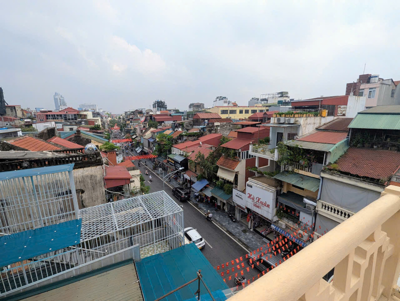 Đứng trên tầng thượng ngôi nhà có thể bao quát toàn bộ khu phố cổ Hà Nội