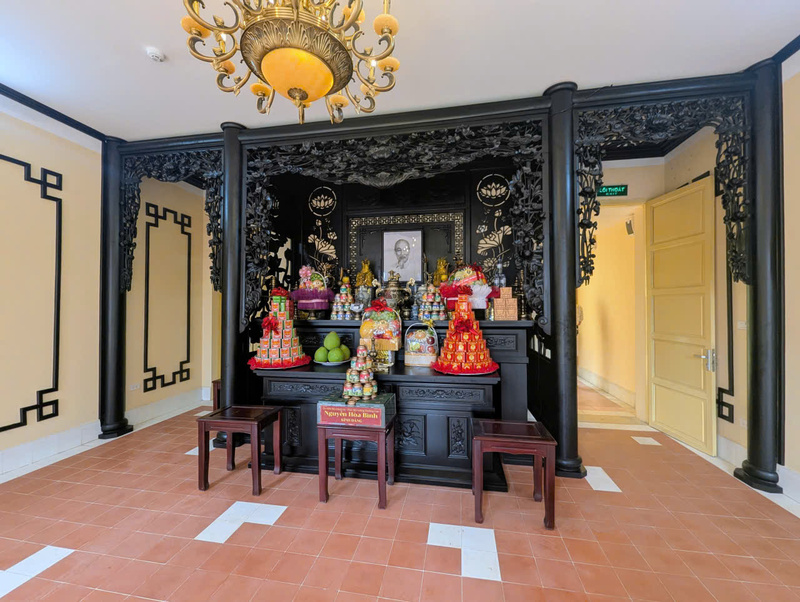 Căn phòng xưa tại tầng 3 trông ra phố Hàng Ngang nay được bố trí thành nơi khách thăm quan dâng hương tưởng niệm Chủ tịch Hồ Chí Minh