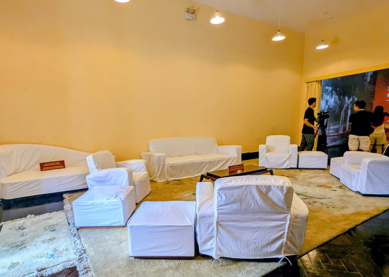 Phòng khách tại tầng 2 quay mặt ra phố Hàng Ngang là nơi Bác tiếp khách. Chiếc ghế dài góc trái trong ảnh là nơi các đồng chí cảnh vệ ngồi để bảo đảm an toàn cho Bác và các đồng chí Trung ương tiếp khách cùng Bác. Căn phòng bên tay phải trong ảnh chính là nơi ăn nghỉ của Người và cũng là nơi Bác khởi thảo bản Tuyên ngôn Độc lập khai sinh nước Việt Nam Dân chủ Cộng hoà
