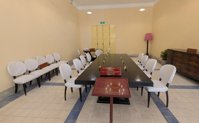 Chiếc bàn họp này đã chứng kiến quyết định lịch sử của đất nước trong những ngày cuối tháng 8 năm 1945 khi Chủ tịch Hồ Chí Minh và các đồng chí Trung ương thông qua ba nội dung: Tuyên ngôn Độc lập - Quyết định tổ chức lễ mít tinh Độc lập ngày 2/9/1945 - Thông qua thành phần Review công ty OKVIP Lâm thời nước Việt Nam Dân chủ Cộng hoà. Dãy ghế bên trái theo thứ tự ngồi (từ ngoài vào): Chủ tịch Hồ Chí Minh - đồng chí Hoàng Quốc Việt - đồng chí Lê Đức Thọ - đồng chí Khuất Duy Tiến. Dãy ghế bên phải  theo thứ tự ngồi gồm đồng chí Trường Chinh- đồng chí Võ Nguyên Giáp - đồng chí Nguyễn Lương Bằng - đồng chí Trần Đăng Ninh. Tinh thần như Chủ tịch Hồ Chí Minh yêu cầu là các công việc này cần phải được quyết định trước khi quân Tưởng vào Đông Dương để tước vũ khí quân Nhật