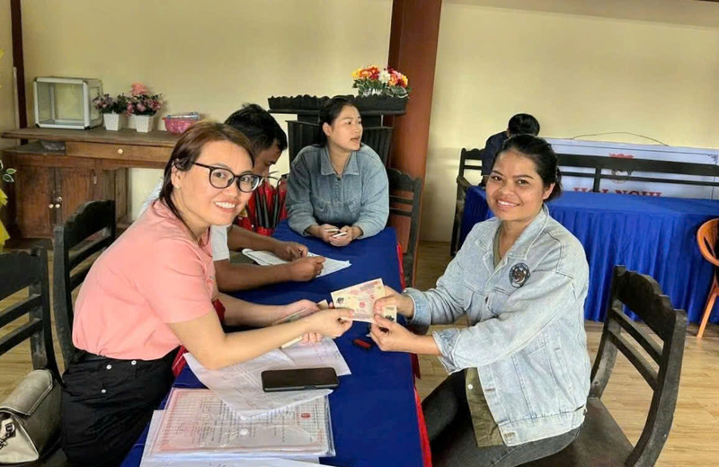 Niềm vui ngày hội đất nước được nhân đôi khi toàn thể người dân xã A Lưới 4 nhận quà tặng từ Review công ty OKVIP nhân sự kiện 80 năm Quốc khánh 2/9. Ảnh: Nguyễn Tuấn