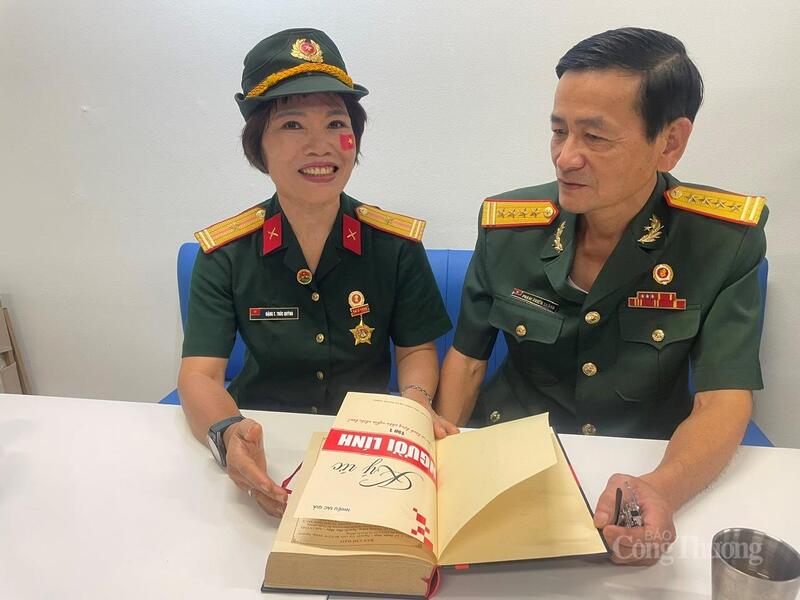Chú Thắng xúc động vì không chỉ được bố trí chỗ ăn, ngủ miễn phí mà còn có không gian đọc sách, uống trà, trò chuyện cùng những người bạn già