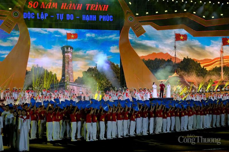 Chương trình không chỉ là một đại tiệc nghệ thuật đặc sắc, mà còn là hành trình xúc cảm đưa khán giả ngược dòng lịch sử. Ảnh: Lê An