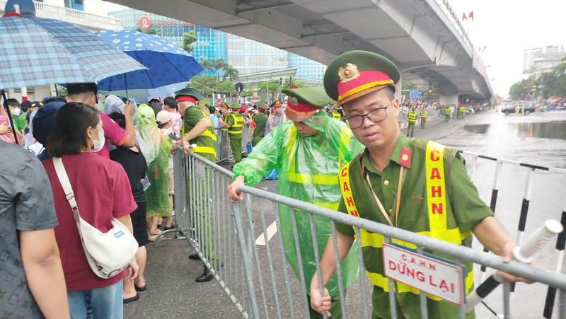 Công an TP. Hà Nội đảm bảo an ninh trật tự, an toàn giao thông trên phố Liễu Giai phục vụ A80. Ảnh: Hải Sơn