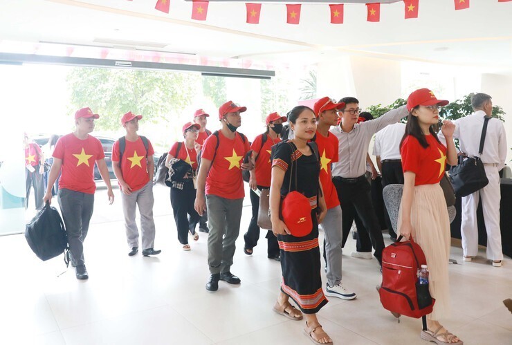 Sau khi được Phó Chủ tịch UBND Thành phố Hà Nội Trương Việt Dũng đón và  tặng hoa Đoàn về nghỉ tại khách sạn Novotel Hà Nội. Ảnh: Vương Vân