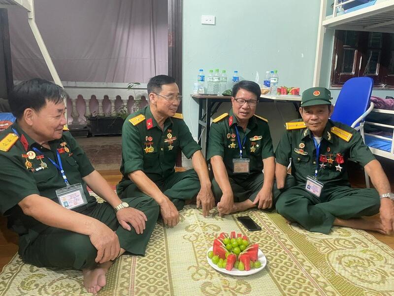 Chú Sắc (ngoài cùng bên phải) cùng 3 đồng đội từ Phú Thọ xuống Hà Nội. Ảnh: Hoàng Thanh
