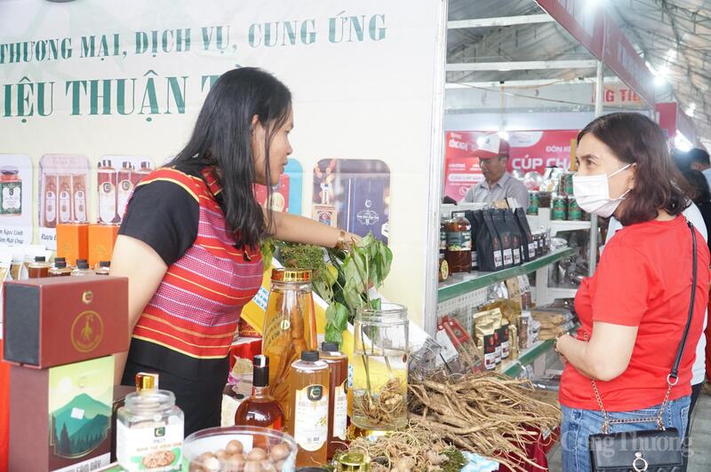 HTX Nông nghiệp sinh thái Phượng Hòa giới thiệu các sản phẩm của đồng bào dân tộc Giẻ Triêng tại Hội chợ Okvip tại về và OCOP Quảng Ngãi 2025
