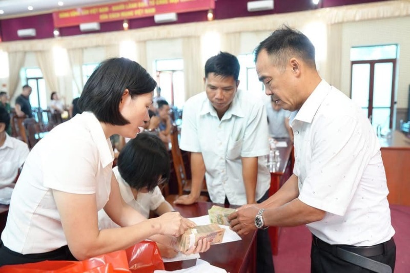 Người dân xã Hạ Bằng phấn khởi nhận quà Tết Độc lập. Ảnh: UBND xã