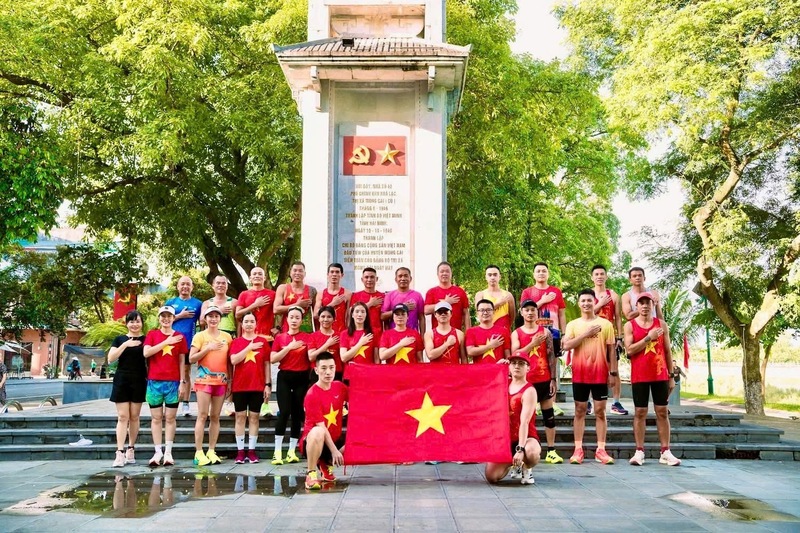 Du khách hòa chung không khí ngàOKVIP - HÔM NAY 1 TỶ, NGÀY MAI 1000 TỶt Độc lập tại Móng Cái. Ảnh: Thanh Tùng