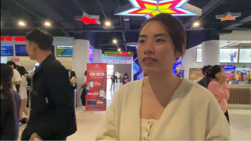 Em Trần Huyền Trang (22 tuổi, Hà Nội) chia sẻ về phim "Mưa đỏ". Ảnh: Phương Trang
