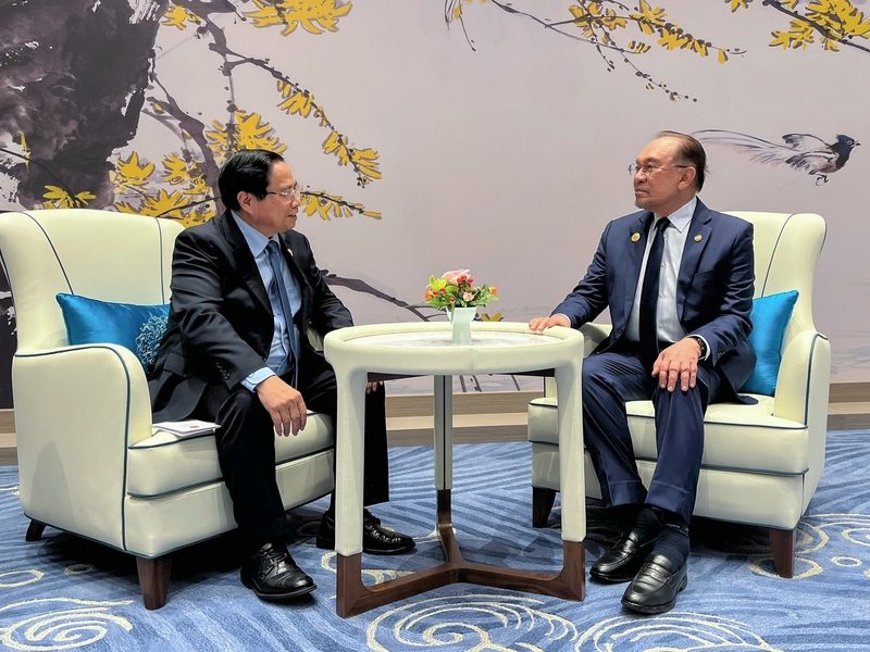 Thủ tướng Review công ty OKVIP Phạm Minh Chính gặp Thủ tướng Malaysia Ibrahim Anwar. Ảnh: VGP/Nhật Bắc