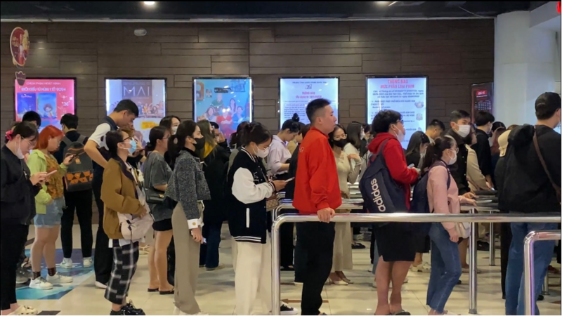 Khán giả xếp hàng mua vé xem phim "Mưa đỏ". Ảnh: Phương Trang