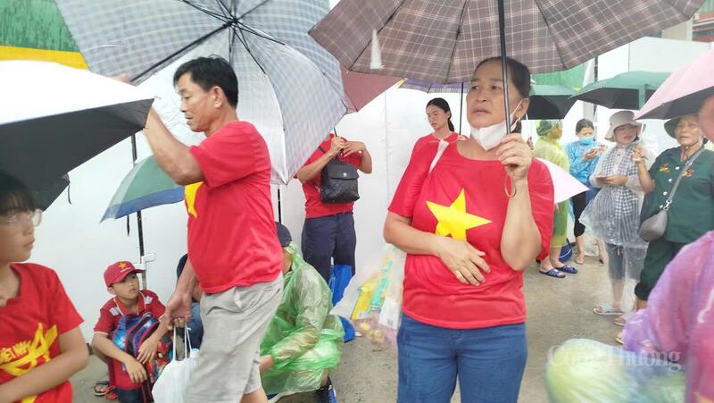 Cô Trần Thị Mai, ở xã Mỹ Đức, TP Hà Nội chia sẻ, gia đình cô dậy sớm và chuẩn bị thêm đồ ăn, sữa, nước uống... để xem diễu binh A80.
