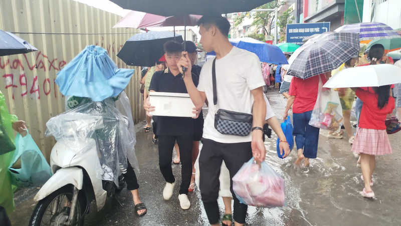 Người dân mang theo đồ ăn, nước uống ở lại qua đêm xem diễu binh vào sáng ngày mai.