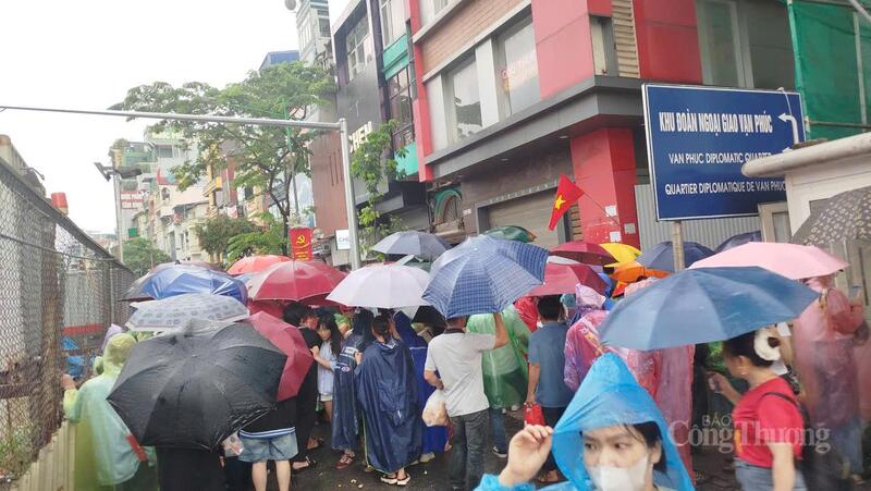 Bất chấp cơn mưa chiều nay (1/9), dòng người bộ hành trên đường Kim Mã tiếp tục hướng về Quảng trường Ba Đình.