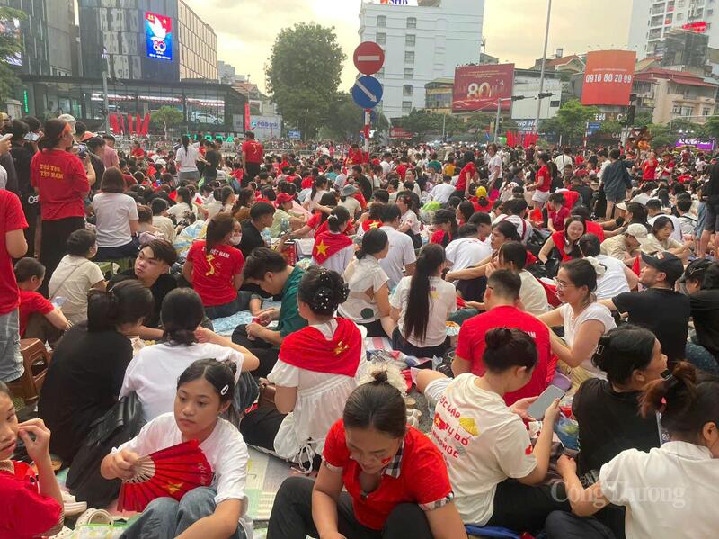 "Biển người" chen chúc tại ngã tư Văn Cao - Đội Cấn.