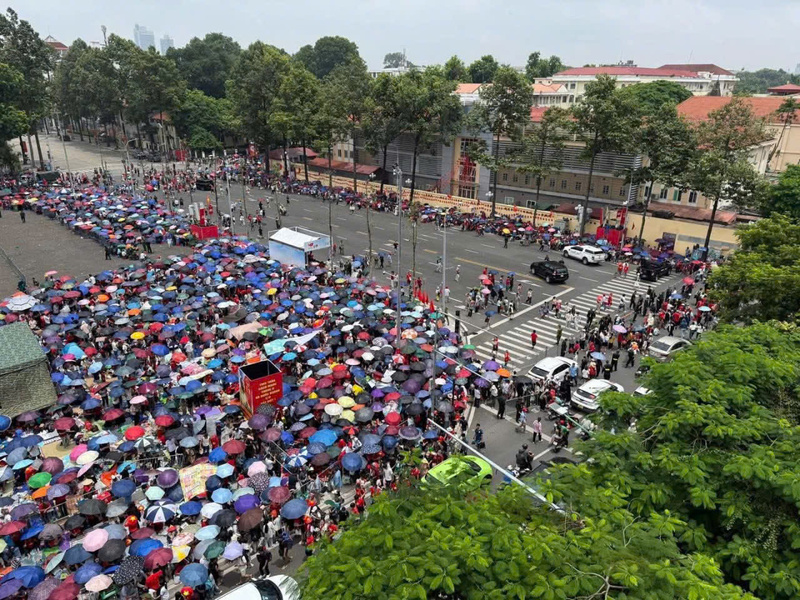 Người dân tập trung đông đảo tại khu vực ngã ba đường Hùng Vương - Nguyễn Thái Học trong chiều 1/9.