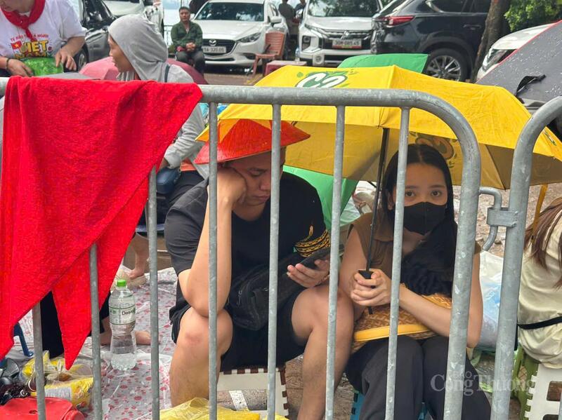 Đôi bạn trẻ kiên trì giữ vị trí đẹp trên đường Thanh Niên.