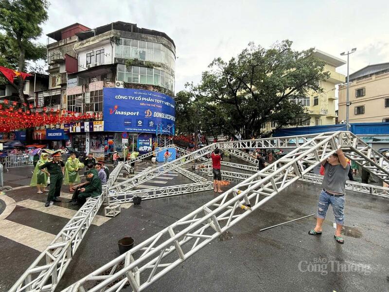 Trong chiều 1/9, TP. Hà Nội đã bố trí lực lượng khẩn trương lắp đặt thêm khung bạt để phục vụ cựu chiến binh, người ưu tiên... tại khu vực chỗ ngồi để tránh mưa .