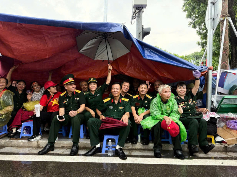 Một số cựu chiến binh không quản ngại trời mưa lớn "bám trụ" xem diễu binh vào sáng mai.