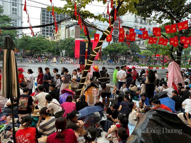Người dân xếp hàng chật kín các tuyến phố Hà Nội.