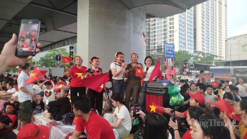 Trong thời gian chờ đợi, nhiều người cùng đồng thanh hát vang bài "Như có Bác Hồ trong ngày vui đại thắng" khiến không khí kỷ niệm 80 năm Quốc khánh 2/9 thêm hừng hực khí thế.