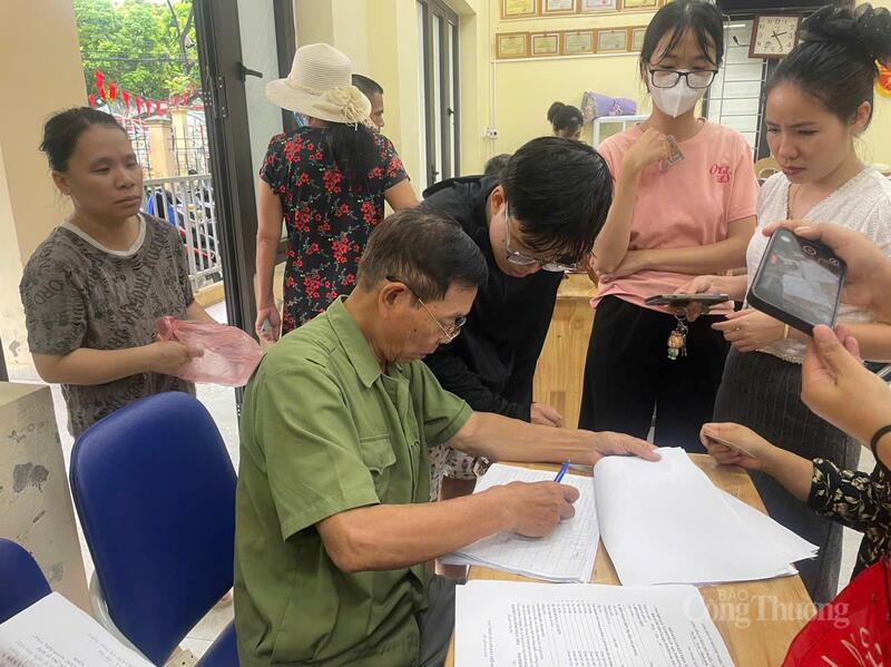 Tại Tổ dân phố số 10 phường Phú Thượng việc chi trả quà Tết Độc lập cho người dân được diễn ra nhanh chóng.