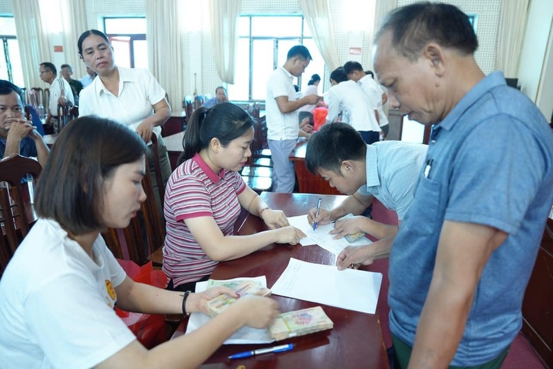 Ủy ban nhân dân xã Hạ Bằng (Hà Nội) cũng đã tiến hành chi trả quà nhân dịp 2/9 cho người dân từ ngày 31/8. Ảnh: UBND xã