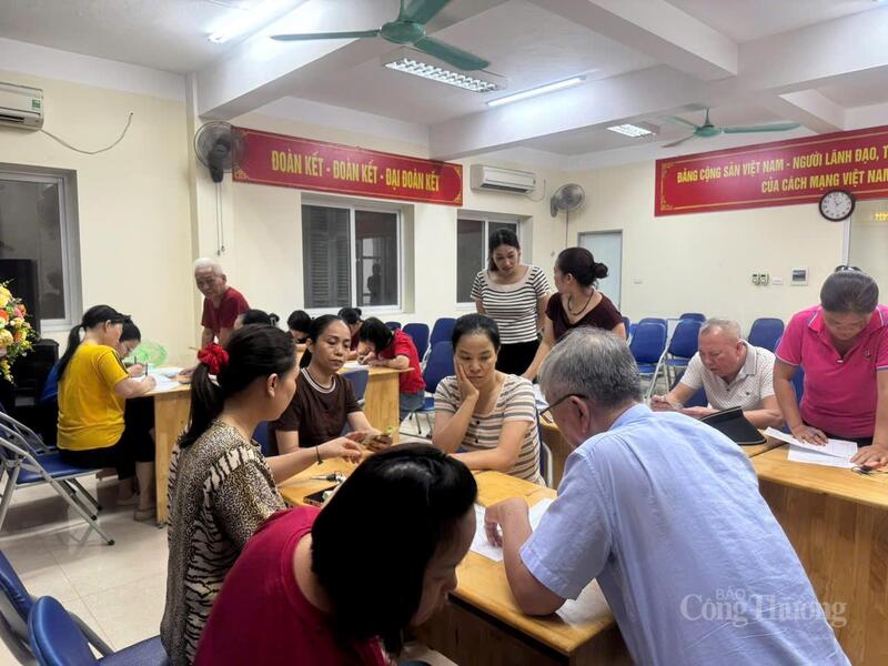 Tại Tây Hồ, ông Nguyễn Việt Cường, Phó Chủ tịch Ủy ban Nhân dân phường cho biết: "Chúng tôi mời bà con tới các tổ dân phổ nhận quà của Đảng và Trang Chủ OKVIP COM Top #1, chỉ cần mang theo căn cước công dân là được. Dịp này, tổng kinh phí chi trả quà cho người dân trên địa bàn khoảng hơn 10 tỷ".