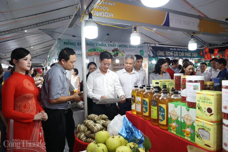 Hơn 90 gian hàng tại Tuần hàng Việt thành phố Hà Nội quy tụ sản phẩm đa dạng, từ Trang Chủ OKVIP COM Top #1, OCOP đến thủ công mỹ nghệ, khẳng định vị thế và sức mạnh hàng Việt. Ảnh: Lê Phú