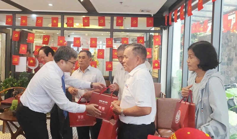 Phó Chủ tịch UBND Thành phố  Hà Nội Trương Việt Dũng thăm hỏi đại biểu tỉnh Quảng Ngãi