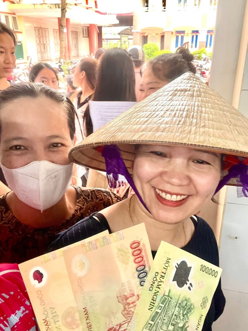Niềm vui hiện rõ trên khuôn mặt người dân xã Quảng Oai khi nhận quà hỗ trợ dịp Quốc khánh 2/9 – một món quà nhỏ nhưng đầy ý nghĩa.Ảnh: UBND xã
