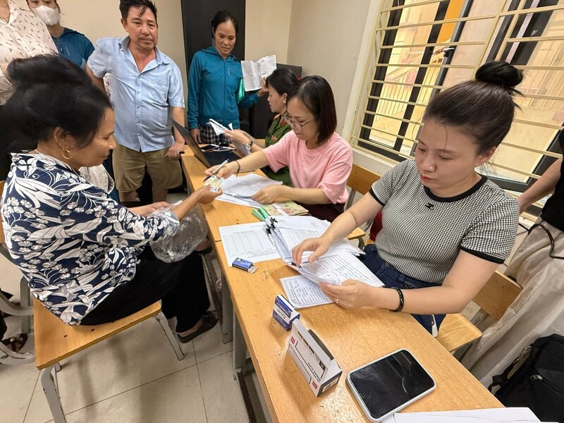 Công tác chi trả quà Tết Độc lập cho người dân xã Quảng Oai được diễn ra công khai, minh bạch, đúng đối tượng.Ảnh: UBND xã