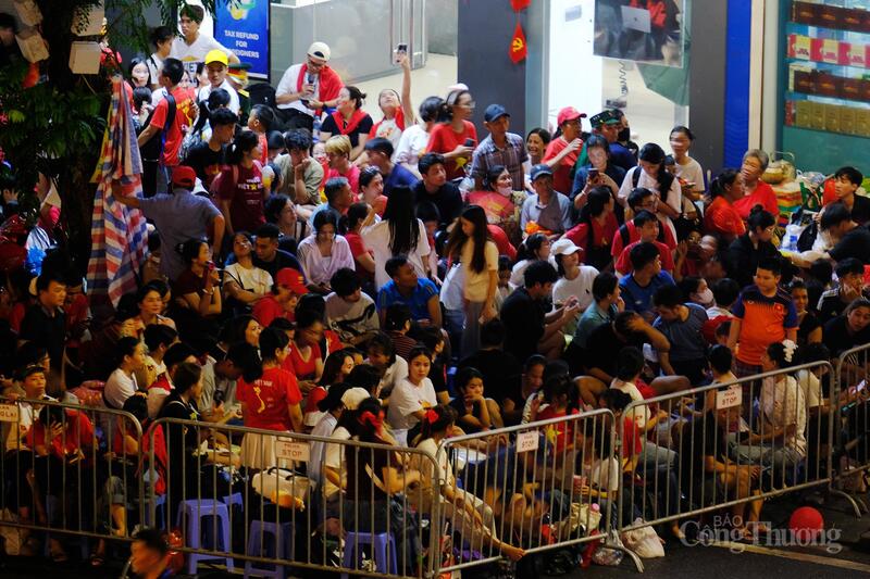 'Biển' người đổ về ngã tư Tràng Tiền chờ xem diễu binh, diễu hành - 2