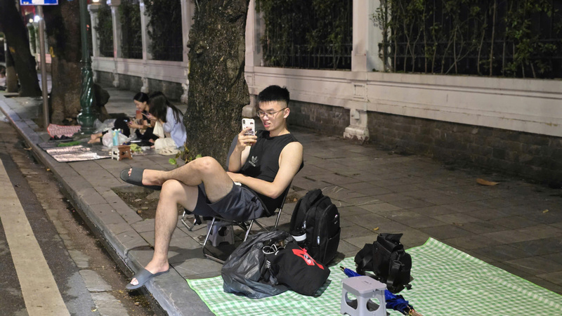 Chàng trai này có mặt từ sớm "cắm chốt" trên vỉa hè, sẵn sàng ngủ 2 đêm chờ đến sáng 2/9