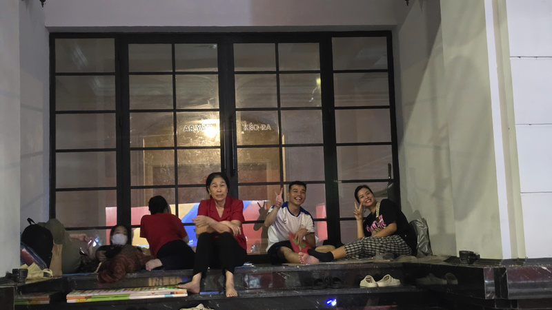 Một gia đình ở Nghệ An, Hải Phòng đến Hà Nội vào chiều 31/8 để tìm chỗ chờ xem diễu binh